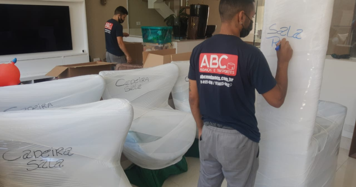 funcionários da ABC Mudanças realizando embalagem para serviço de mudanças residencial