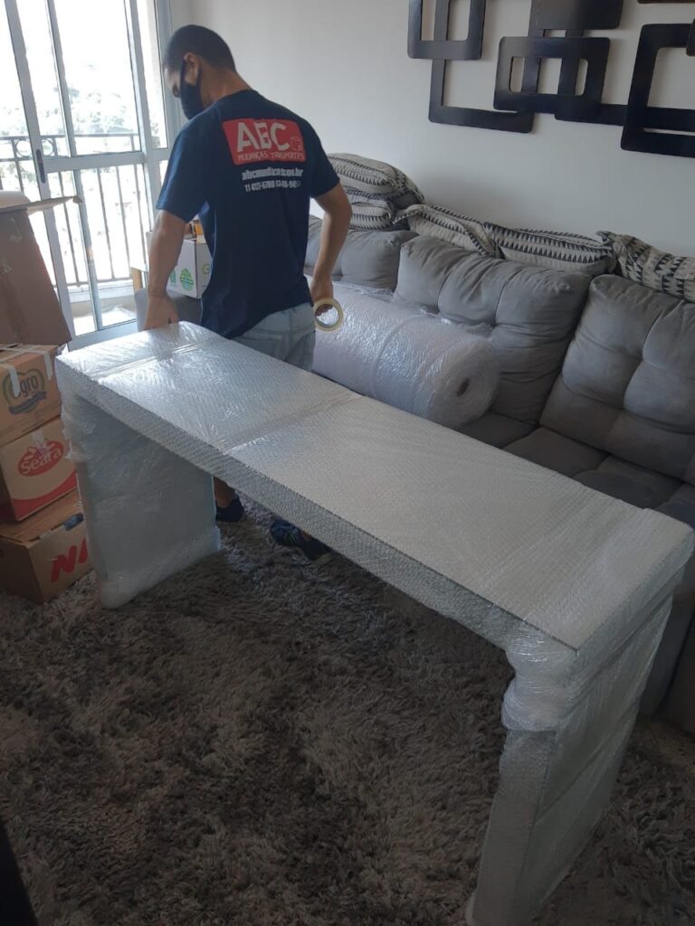 funcionário da ABC Mudanças realizando a embalagens adequadas para um serviço de mudanças residencial