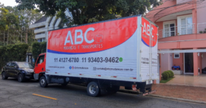 caminhão da ABC Mudanças em frente a uma residência após atendimento da transportadora mudança residencial.