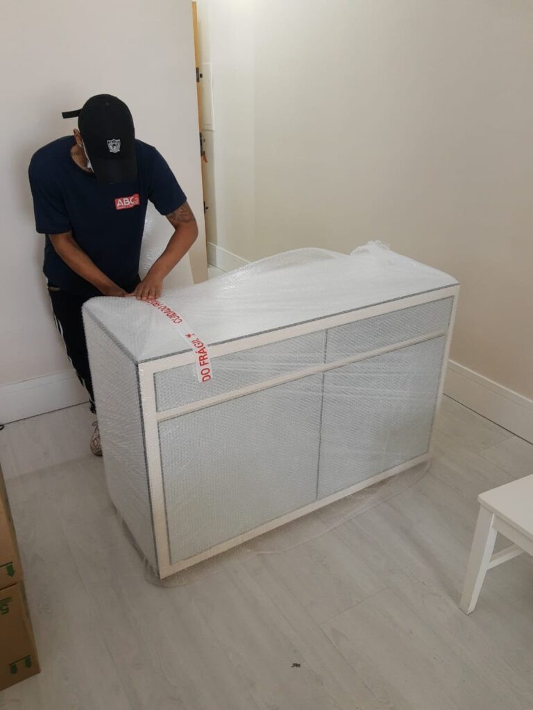  profissional ABC Mudanças embalando móveis e itens frágeis