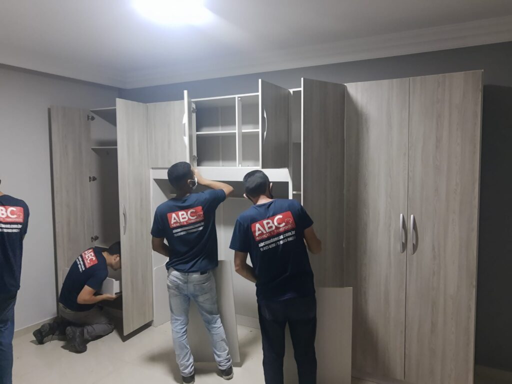profissionais ABC Mudanças desmontando móveis para mudanças 