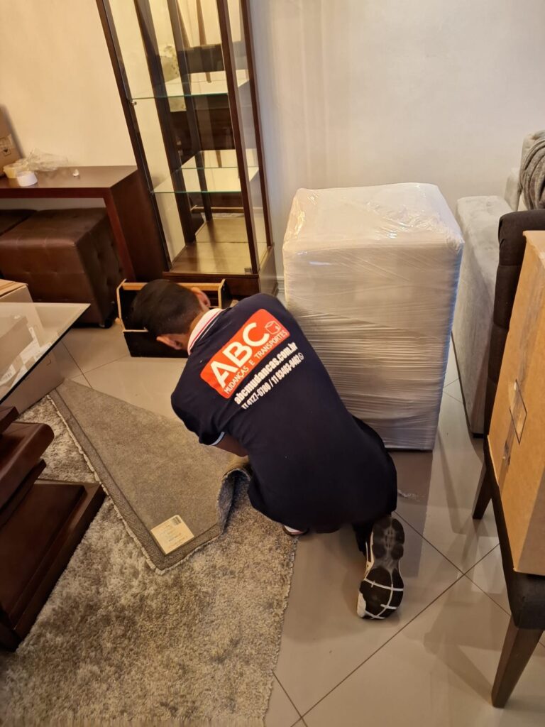colaborador da ABC Mudanças embalando um item durante serviço de transportadora mudança residencial.