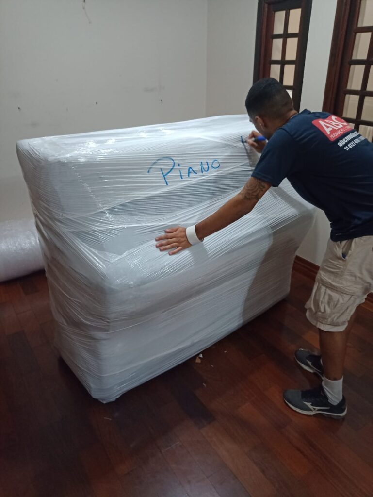 colaborador identificando item já embalado no processo da transportadora mudança residencial