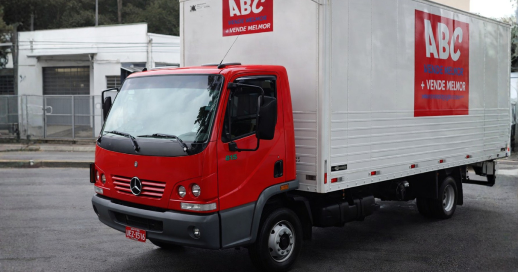 Caminhão toco da Abc Mudanças vermelho